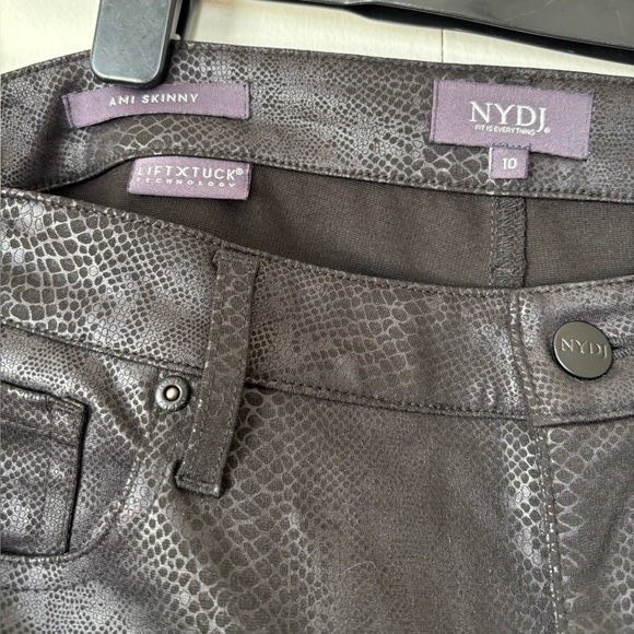 🎉4/30$🎉 NYDJ Black Coated Snake Print Pants – Size 10 ✨ - Picture 4 of 5